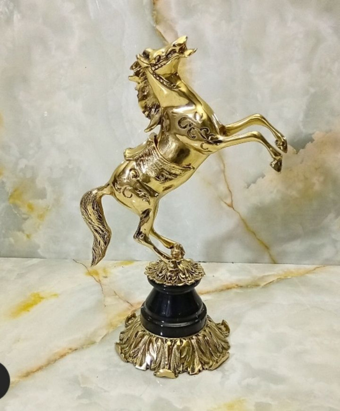 اسب برنزی رو پایه سنگی - برنز
