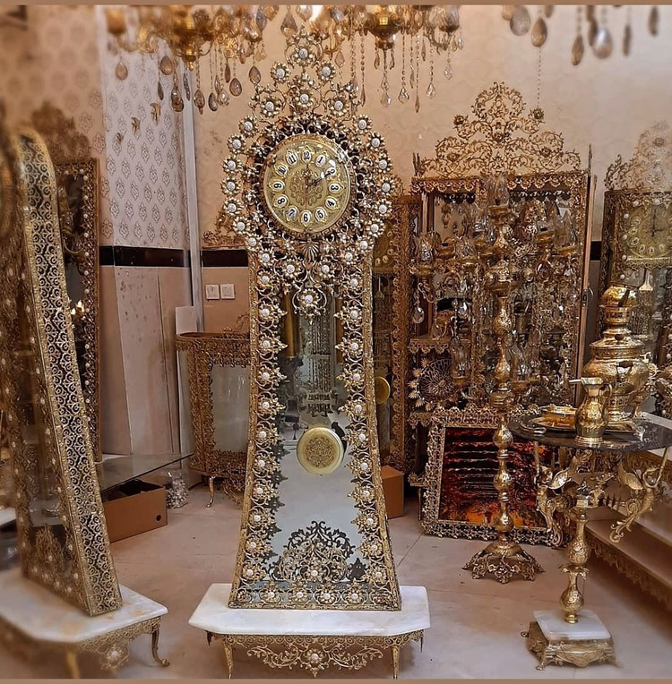 ساعت برنزی ایستاده کنار سالنی - برنز