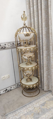 استند کنار سالنی