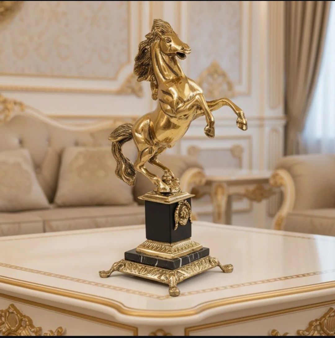 مجسمه برنزی اسب رو پایه